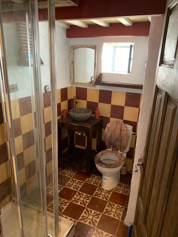 łazienka z toaletą i umywalką w obiekcie Casa Nayib w mieście Vejer de la Frontera