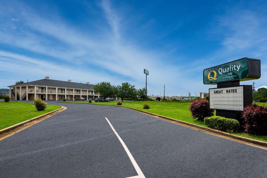 una carretera frente a un hotel con un cartel en Quality Inn Oxford Anniston I-20, en Oxford