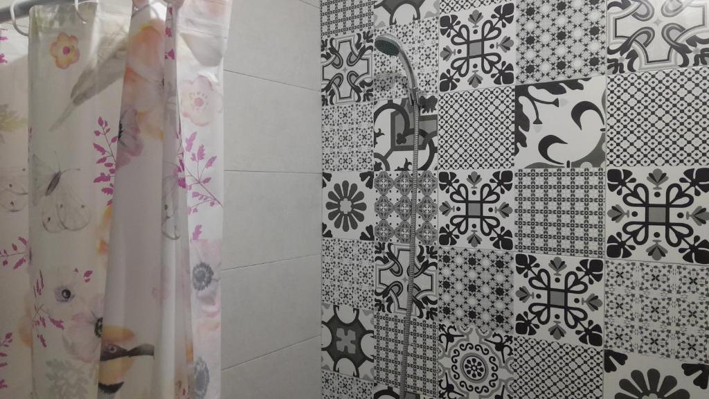 un bagno con piastrelle bianche e nere sul muro di Chez Nor a Tangeri
