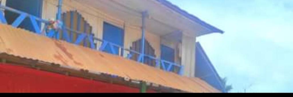 un edificio con balcones azules encima en EL REENCUENTRO, en Pucallpa