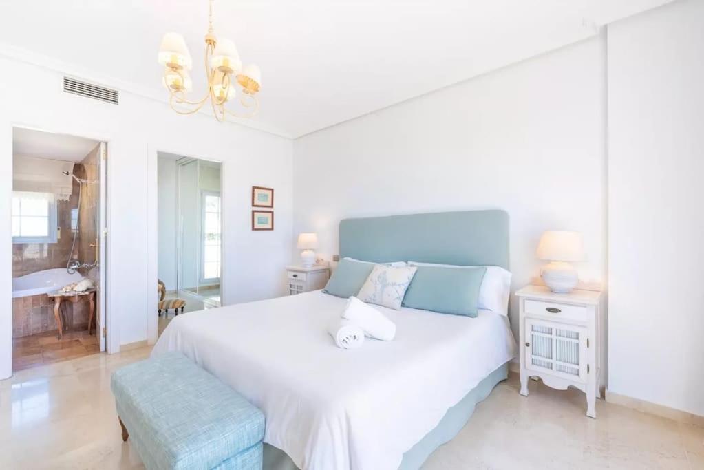 Postel nebo postele na pokoji v ubytování Spectacular Two Floor Penthouse Marbella City Centre