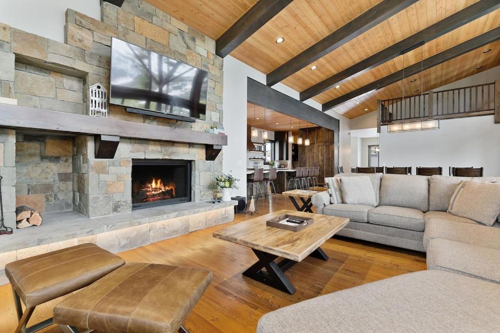 Snow Ghost Chalet The Ultimate Luxury Ski-in/Ski-out Home 5BD Hauptbild.