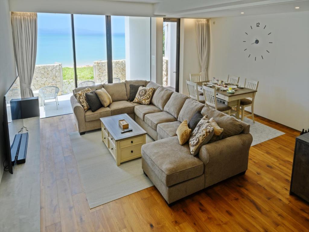 Posezení v ubytování Onna Resort 海まで徒歩0秒 最大12名宿泊可 オーシャンビュー貸切ヴィラ