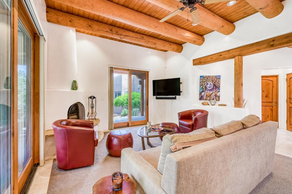 a living room with a couch and a tv at Casita Tres Hermanos in Santa Fe