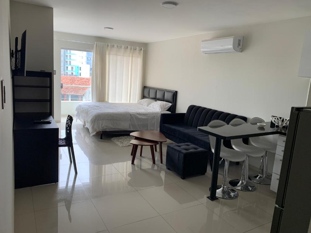 - un salon avec un canapé et un lit dans l'établissement Apartamento JC Santa Cruz Norte, à Santa Cruz de la Sierra