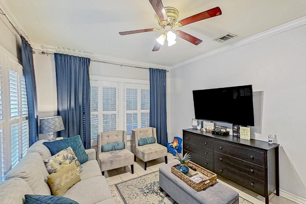 uma sala de estar com um sofá e uma televisão de ecrã plano em Casa Del Sol em San Antonio