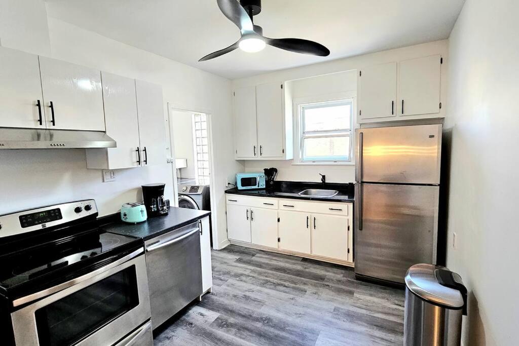 eine Küche mit weißen Schränken und Geräten aus Edelstahl in der Unterkunft WOW - 2CH Vieux-Limoilou à proximité Vieux-QC in Québec