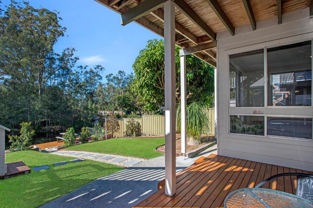 une maison avec une terrasse donnant sur une cour dans l'établissement Charming coastal retreat, à Umina