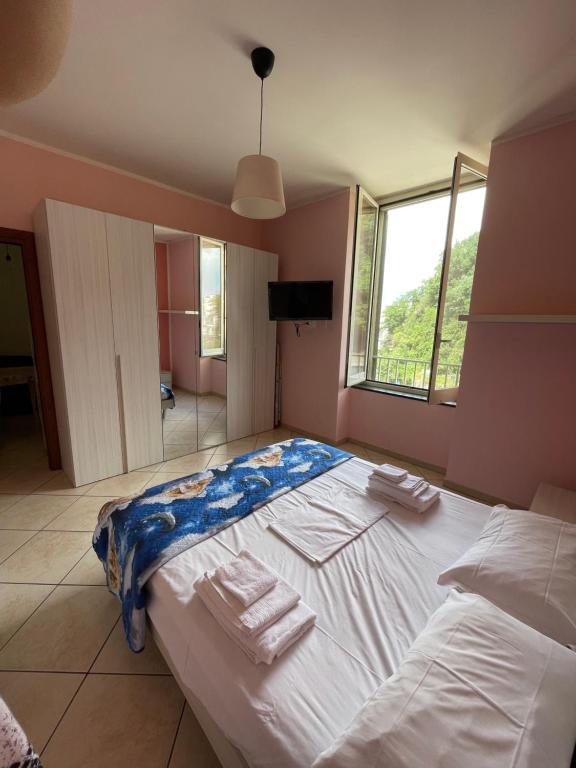 una camera da letto con un letto grande con asciugamani sopra di House Vacations Center a Castellammare di Stabia