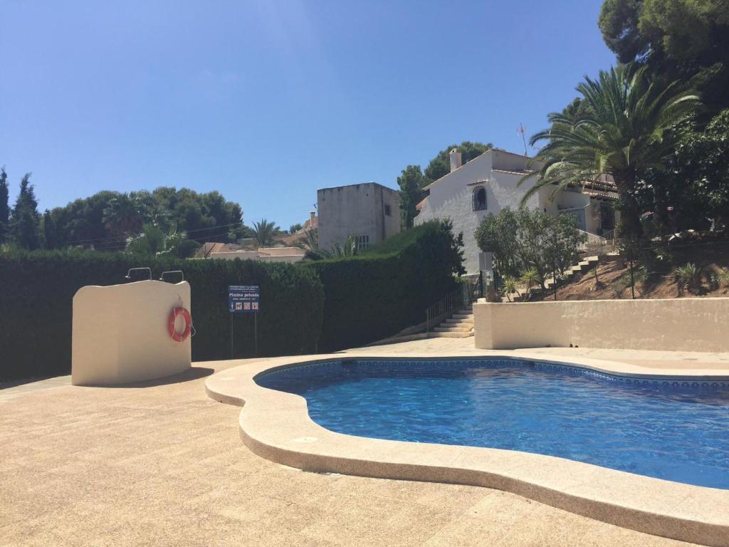 une piscine dans une cour à côté d'une maison dans l'établissement Beautiful Town House, Morairia, à Moraira