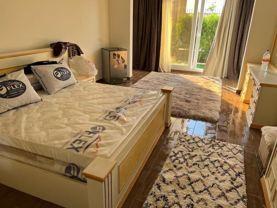 A bed or beds in a room at شاليه ارضى على حمام سباحه