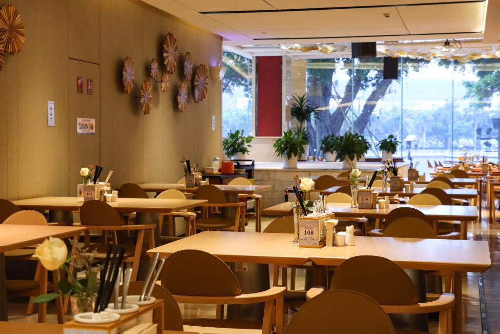 厦門 エアラインズ レイクサイド ホテルにあるレストランまたは飲食店