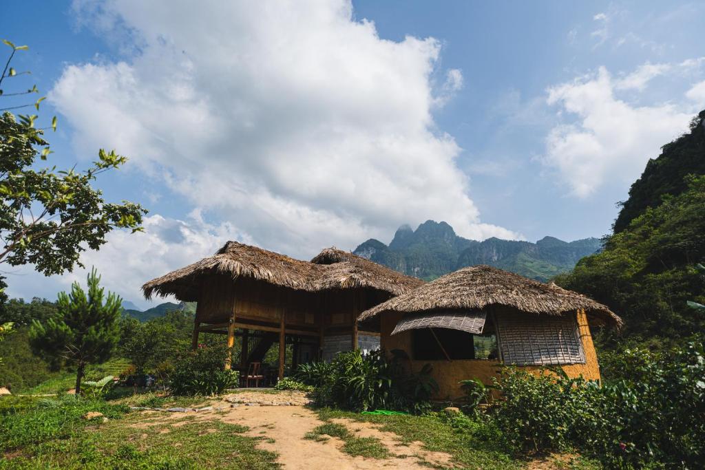 a hut with a straw roof on a mountain at Tớ Dày Du Già Village in Làng Cac
