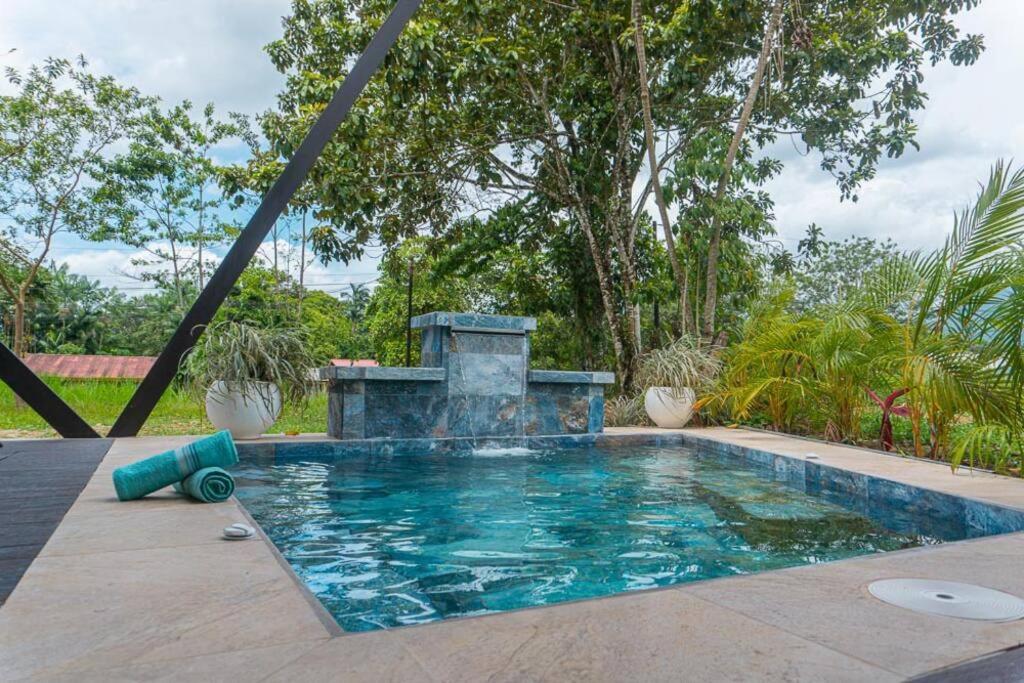 Bazén v ubytování Villa Aurora with Jacuzzi in La Fortuna nebo v jeho okolí