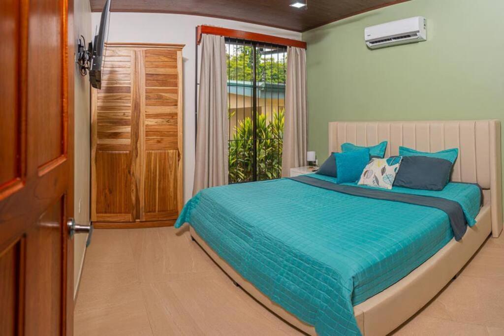 Postel nebo postele na pokoji v ubytování Villa Aurora with Jacuzzi in La Fortuna