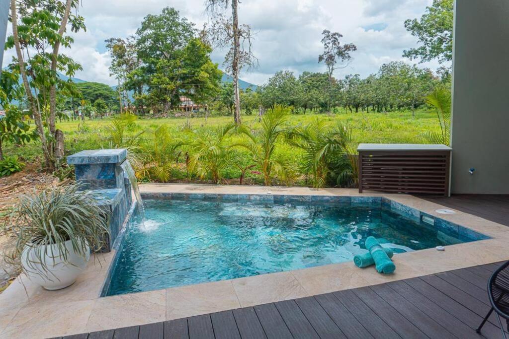 Bazén v ubytování Villa Aurora with Jacuzzi in La Fortuna nebo v jeho okolí
