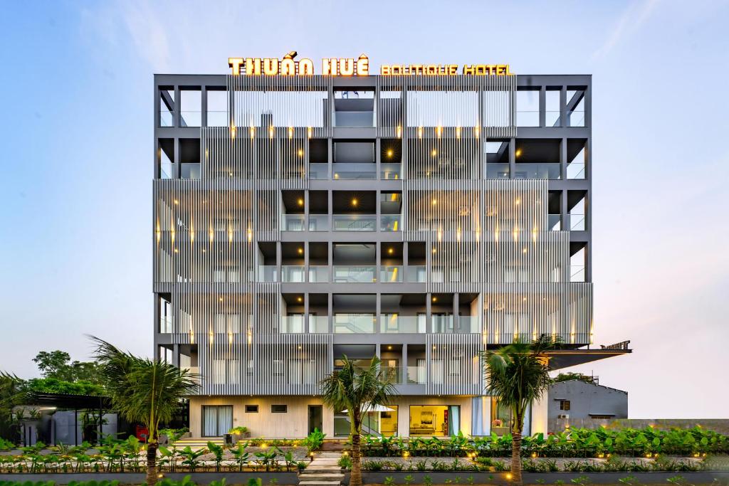 uma representação de um edifício com palmeiras em frente em Thuấn Huê Boutique Hotel - Near Vinpearl Nam Hội An em Thăng Bình