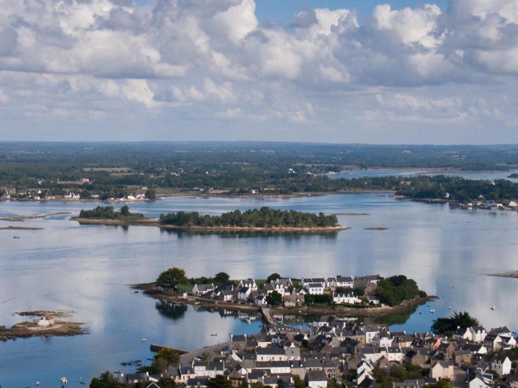 an island in the middle of a large body of water at Maison Belz, 3 pièces, 4 personnes - FR-1-397-19 in Belz