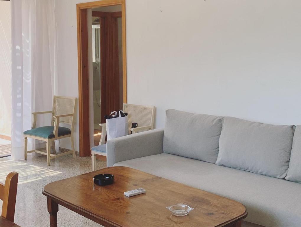 Posezení v ubytování Villa Los Robles en Playa den Bossa con Piscina Privada