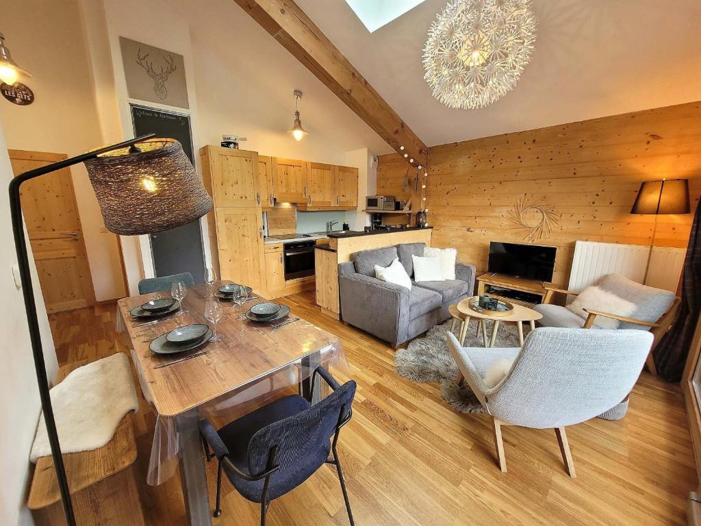 sala de estar con mesa y sillas y cocina en Appartement Les Gets, 2 pièces, 4 personnes - FR-1-598-145, en Les Gets