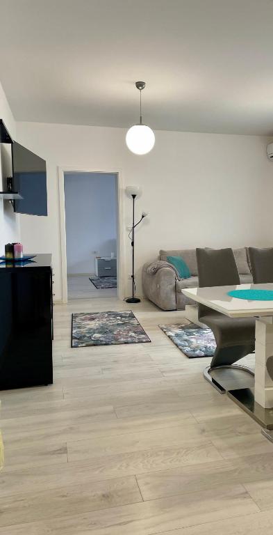 ein Wohnzimmer mit einem Sofa und einem Tisch in der Unterkunft Refugiu linistit in Giroc