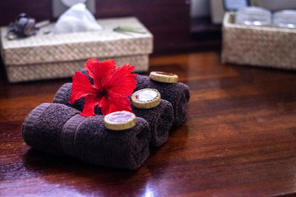 une paire de biscuits assise sur une table dans l'établissement Opoa Beach Hotel, à Opoa