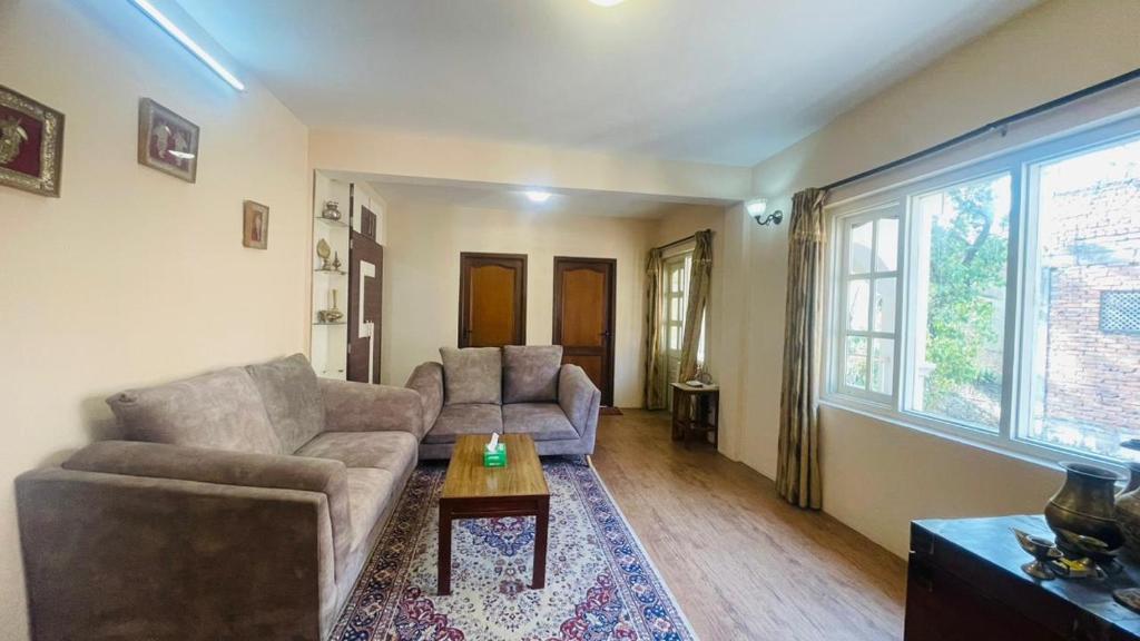 ein Wohnzimmer mit 2 Sofas und einem Couchtisch in der Unterkunft Rooftop Studio and 2BHK Apartments in Kathmandu's most happening place in Kathmandu
