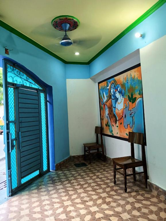 Hotel Trinetra Inn, a room with a door and a painting on the wall at Trinetra Inn in Varanasi