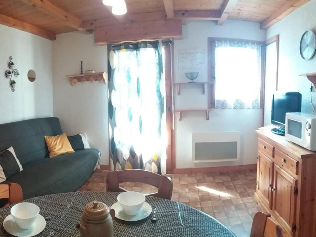 un salon avec un canapé et une table dans l'établissement Appartement cozy 4 pers, 2 chambres, proche pistes et commerces, balcon, parking, animaux acceptés - FR-1-733-10, à Crest-Voland