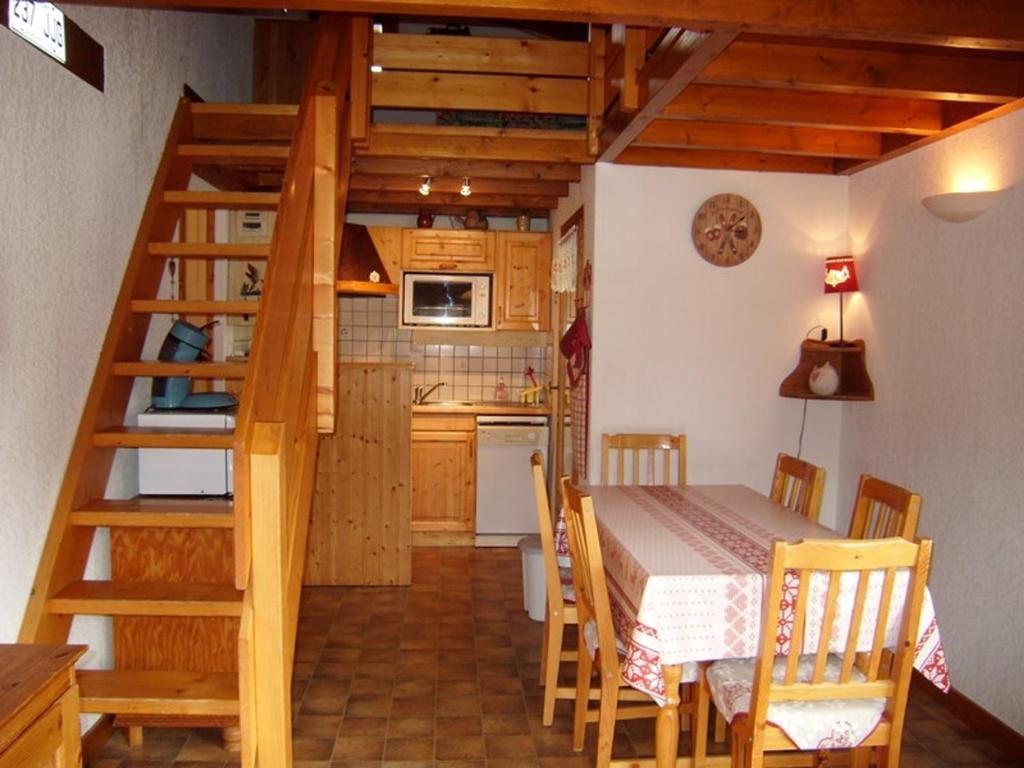 Η κουζίνα ή μικρή κουζίνα στο Appartement 4 pers. avec parking, proche pistes, animaux acceptés - FR-1-733-47