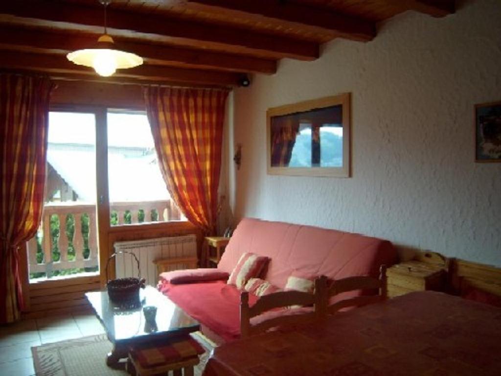 un salon avec un canapé rose et une table dans l'établissement Charmant appartement 2P pour 5 pers, à deux pas des pistes, balcon, cuisine équipée, parking, animaux ok - FR-1-733-90, à Crest-Voland