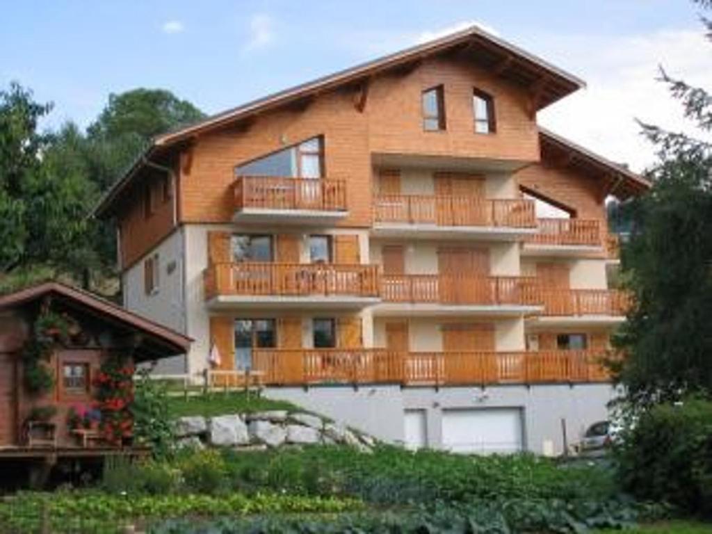 Il propose un grand appartement doté d'un grand balcon. dans l'établissement Duplex agréable 8 pers à 100m des pistes - FR-1-733-95, à Crest-Voland