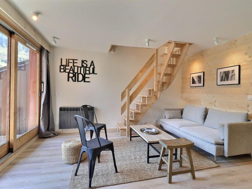 un salon avec un canapé et un escalier dans l'établissement Superbe Duplex Rénové 3* - Lumineux, Skis aux Pieds - 8 Pers, 62m², 5 Pièces, Balcon Sud - FR-1-182-254, à Les Allues