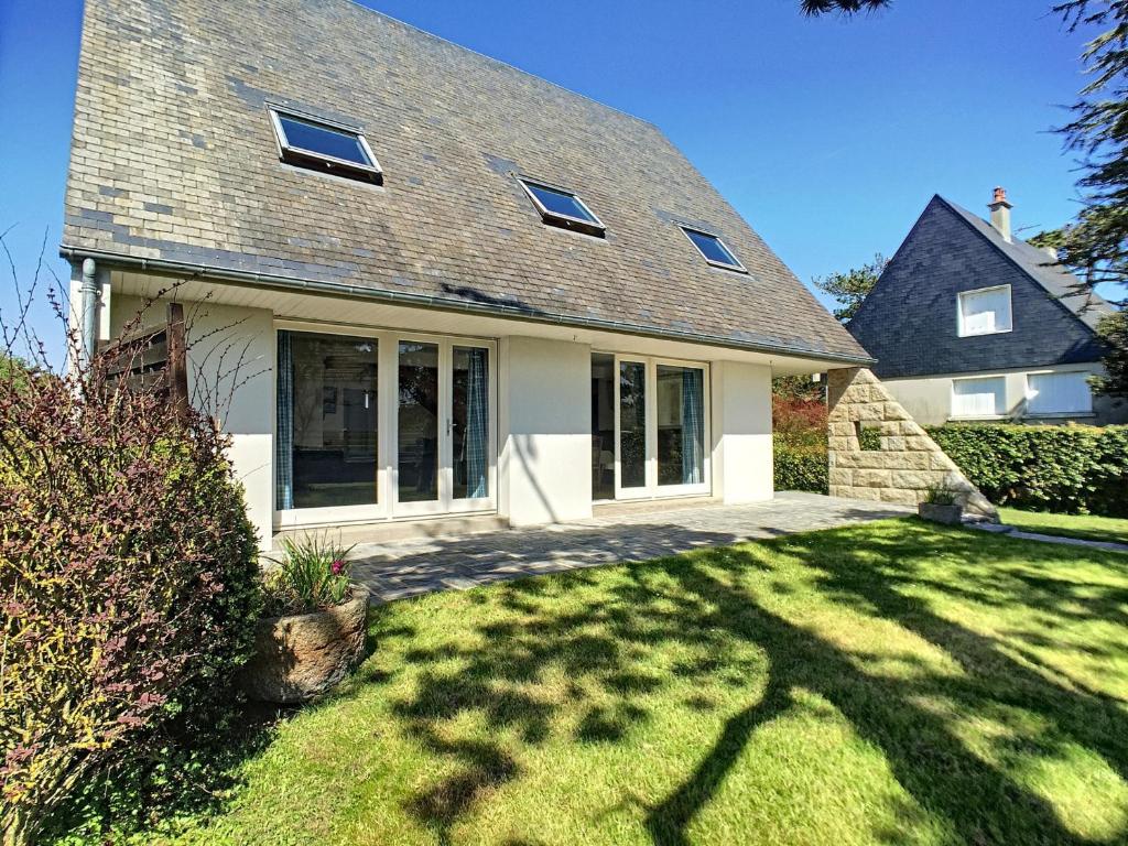 une maison avec une grande cour et une allée. dans l'établissement Villa en bord de mer à Jullouville, accès direct plage, 6 chambres, jardin et barbecue - FR-1-361-496, à Jullouville