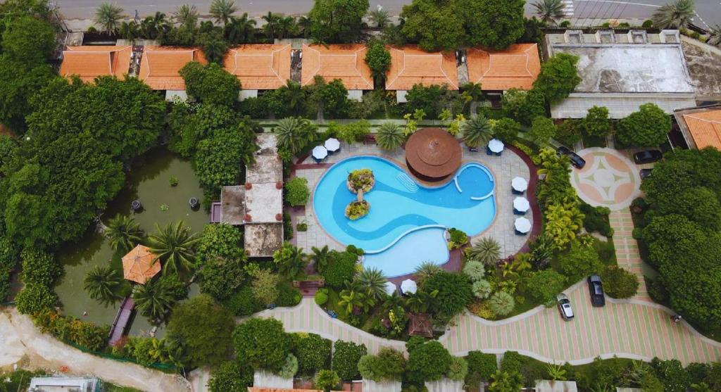 vista aerea di un resort con piscina di Try Palace Resort Kep a Kep