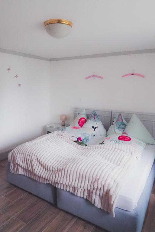 Postel nebo postele na pokoji v ubytování Dreierzimmer