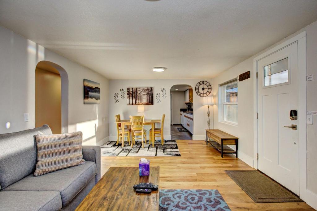 Setusvæði á Little Blue Bungalow on Boise's Bench, Pet Friendly, Fully Fenced yard with doggie door! 2 miles from BSU, 5 minutes from Downtown Boise, Desk and workstation for remote workers, 2 TV's large walk-in closet, Good for mid-term stays