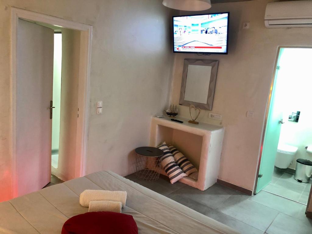 TV a/nebo společenská místnost v ubytování The Muses of Santorini Private Jacuzzi Suites