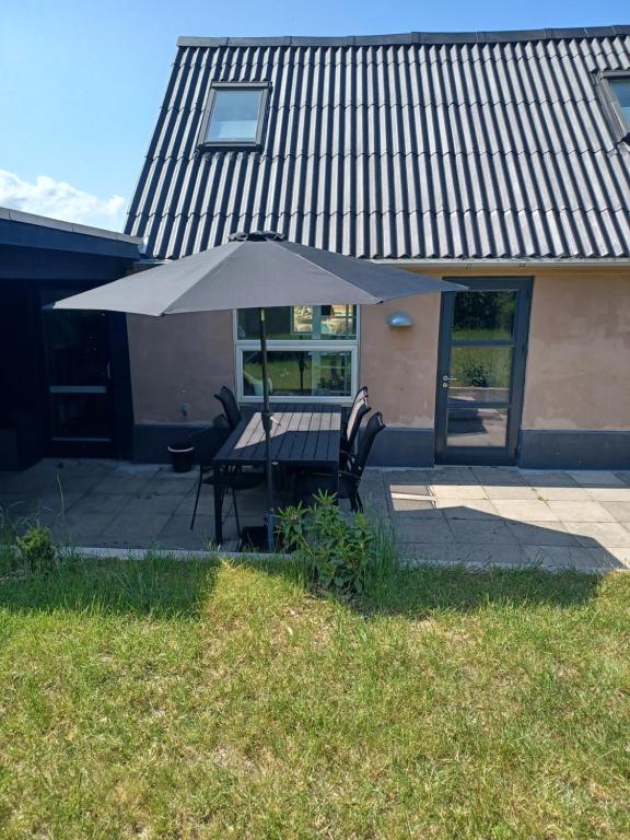Aed väljaspool majutusasutust Tæbring Holiday Home