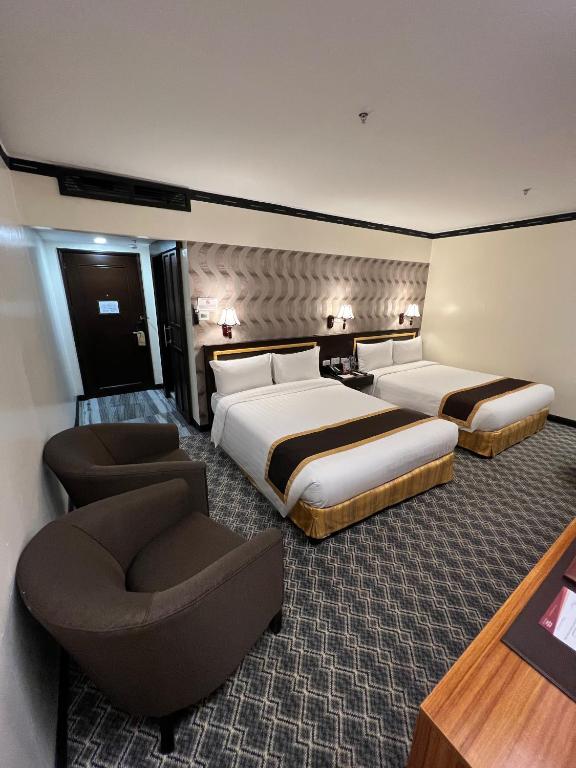 Postel nebo postele na pokoji v ubytování Bayview Park Hotel Manila
