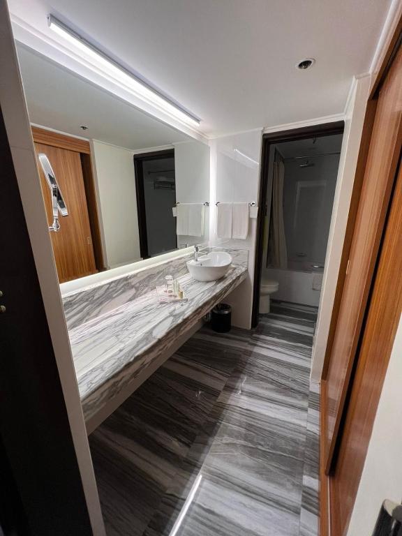 Postel nebo postele na pokoji v ubytování Bayview Park Hotel Manila