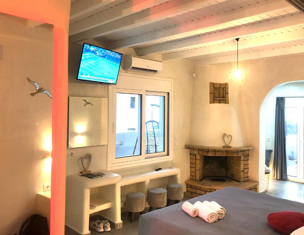 Postel nebo postele na pokoji v ubytování The Muses of Santorini Private Jacuzzi Suites