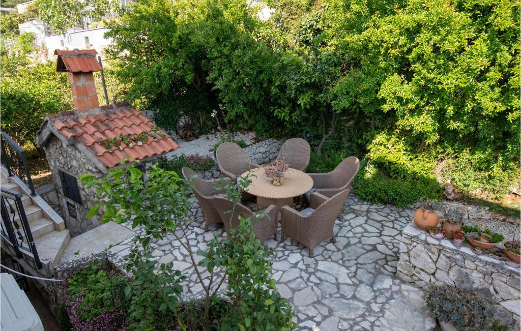 Zahrada ubytování 1 Bedroom Stunning Apartment In Komarna
