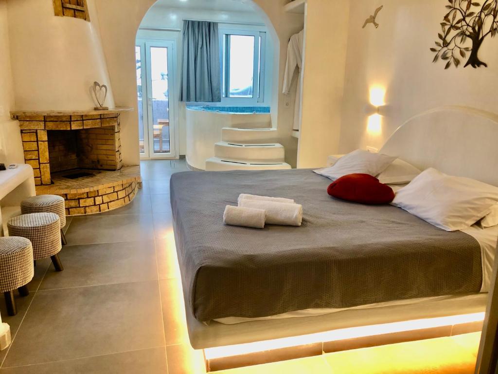 Postel nebo postele na pokoji v ubytování The Muses of Santorini Private Jacuzzi Suites