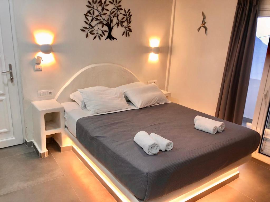 Postel nebo postele na pokoji v ubytování The Muses of Santorini Private Jacuzzi Suites