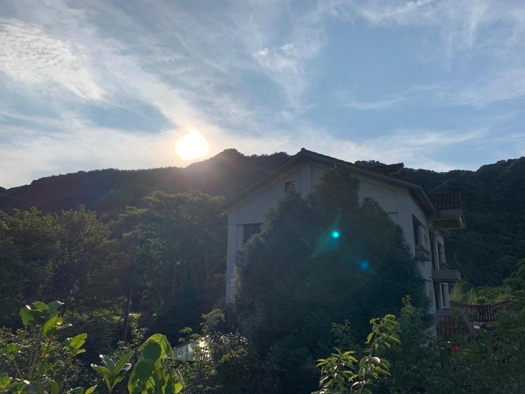 南庄的住宿－南庄蔓森活Nan Juang Man Son Living，山丘上的房子,太阳在后面