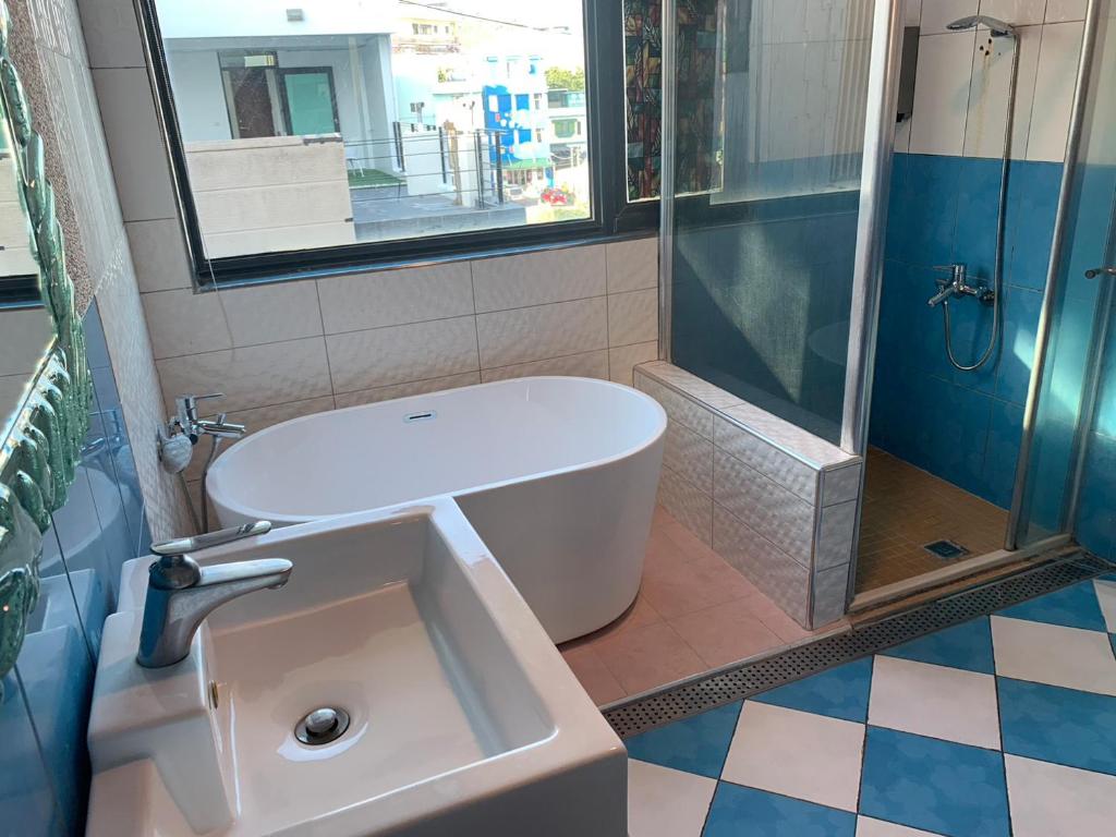 Ένα μπάνιο στο Happiness Inn