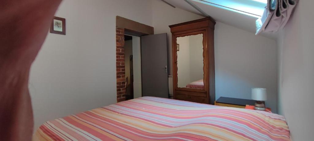 Postel nebo postele na pokoji v ubytování Gîte familial de la Bastide du puech