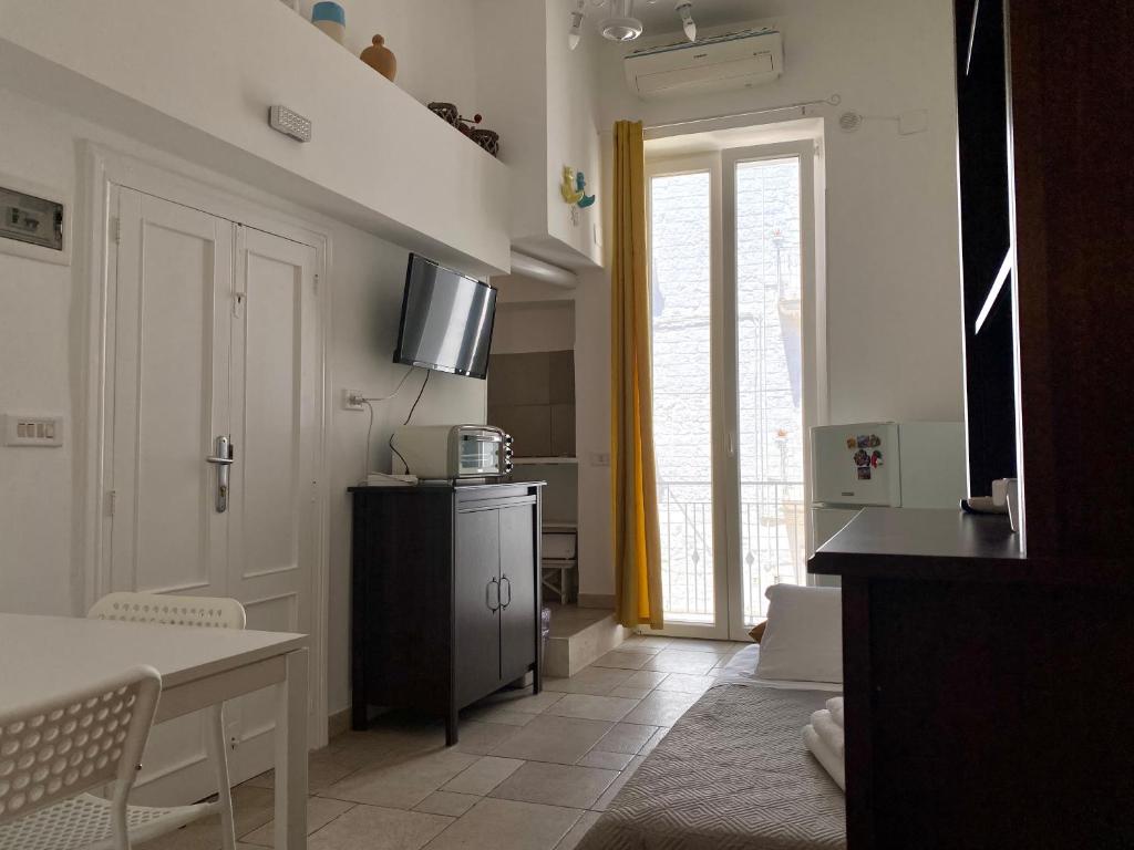 un soggiorno con cucina e TV di Dimora Zia Giovanna - Puglia Mia Apartments a Monopoli