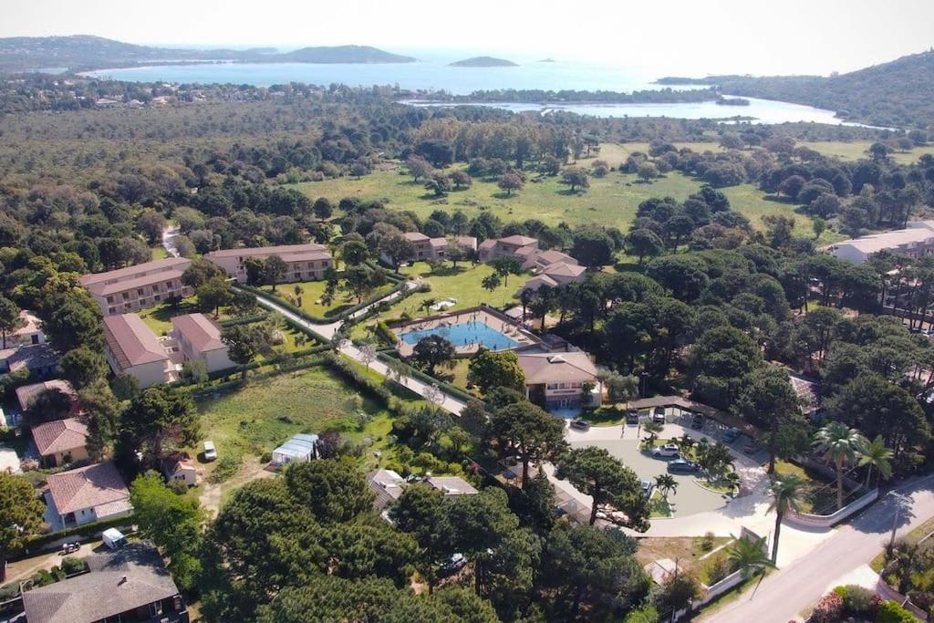 - une vue aérienne sur un complexe avec un parc et une piscine dans l'établissement Très joli appartement T3 fraîchement rénové, dans résidence hôtellière, à Lecci